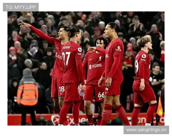 曼联进步迹象背后问题显现,赛季中期表现波动对争冠形势产生影响