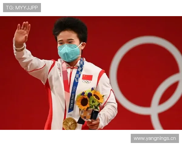 侯志慧赛前吃香蕉被拍，网友：这姐拿金牌比我们吃早餐还轻松