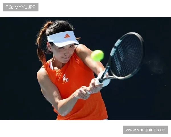 王欣瑜赛前啃汉堡，教练在场边气到摔毛巾