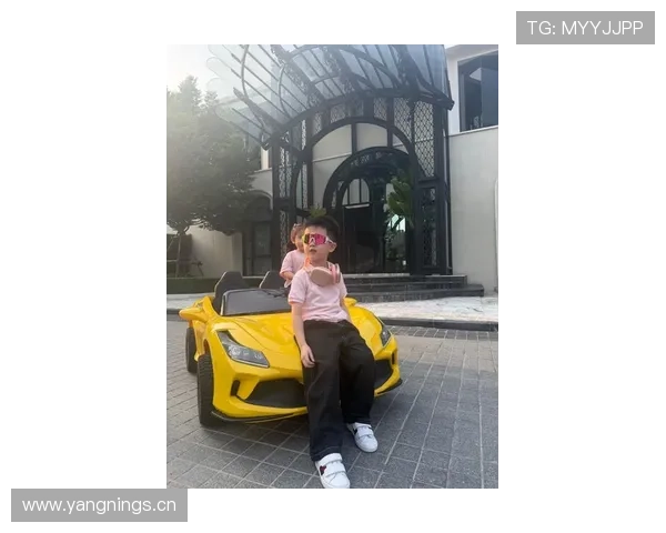 看到张琳芃的最新日常，豪车、娃轮番出镜，像在看豪门真人秀