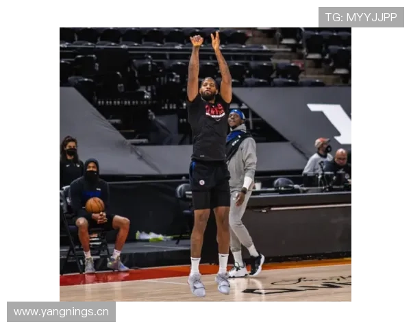 海耶斯利用挡拆制造空位，提升球队关键时刻得分效率